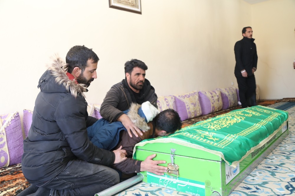 Depremde hayatını kaybeden Emirhan toprağa verildi 