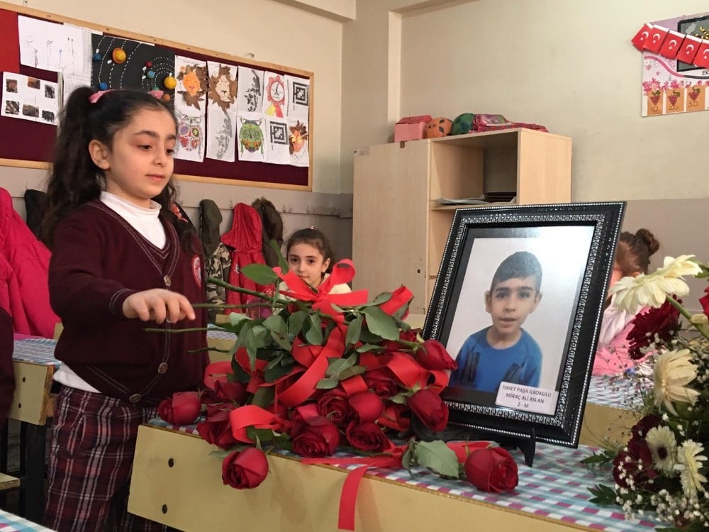 Depremde hayatını kaybeden Miraç Ali’nin arkadaşları ilk derse hüzünlü başladı 