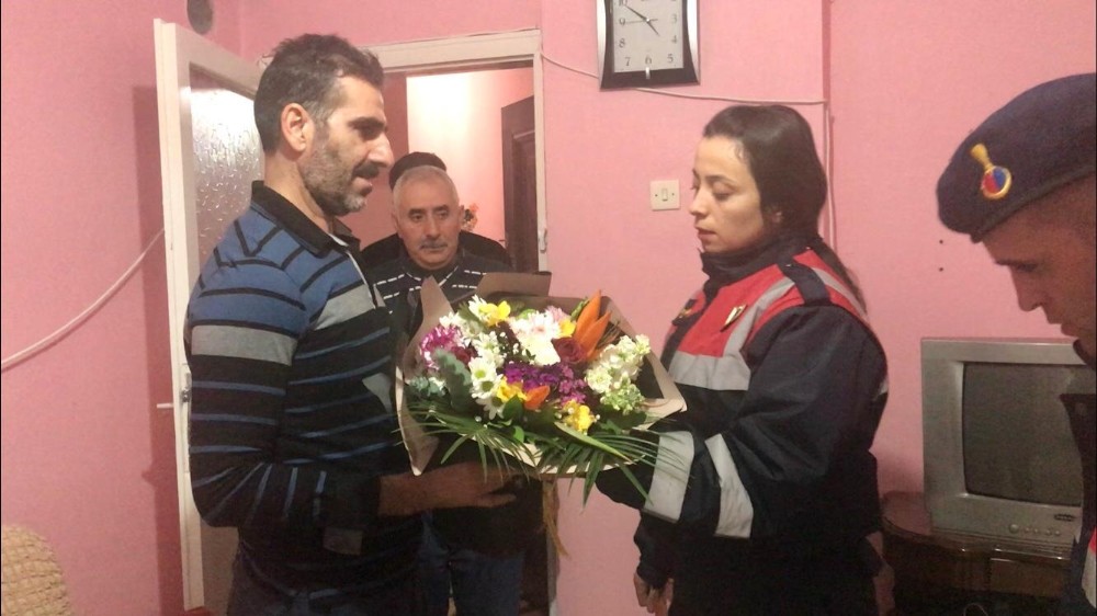 Depremde hayatını kaybeden Muhammed’in enkazdan kimliği çıktı, babaya teslim edildi 