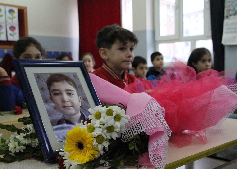 Depremde hayatını kaybeden Muhammed’in masasına çiçekler bırakıldı 