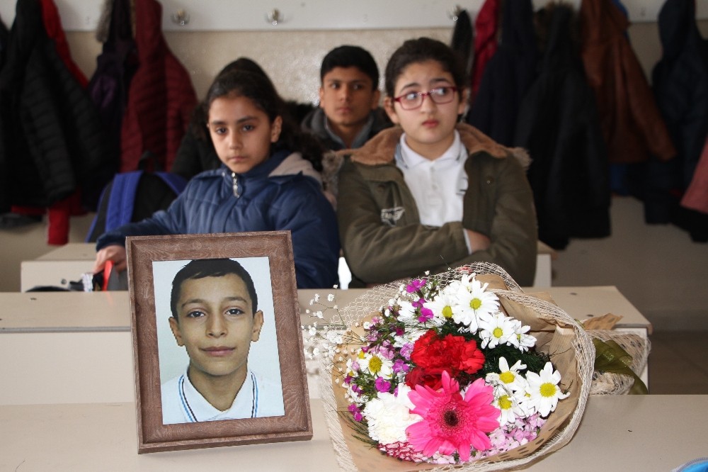 Depremde hayatını kaybeden Ömer Asaf’ın sınıf arkadaşları gözyaşını tutamadı 