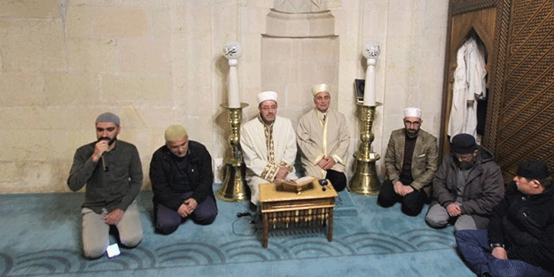 Depremde hayatını kaybedenler için mevlit