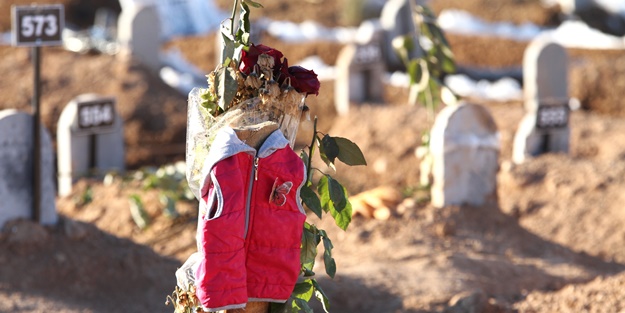 Depremde hayatını kaybedenlerin mezarlığında yürek yakan görüntü!