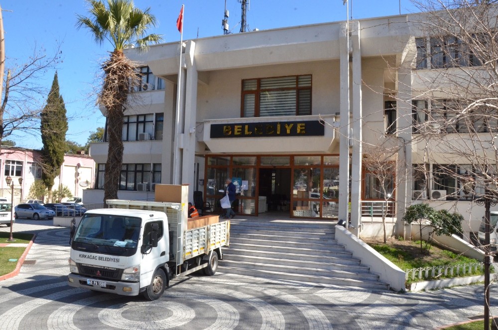 Depremde kolonları çatlayan belediye binası boşaltılıyor 
