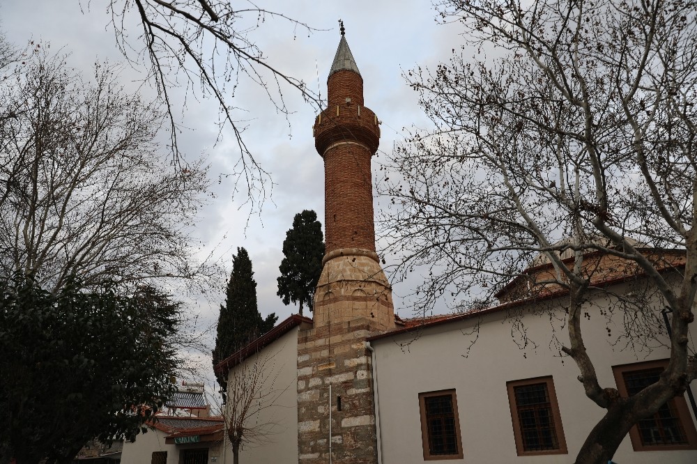 Depremde minaresi hasar gören 551 yıllık cami ibadete kapatıldı 