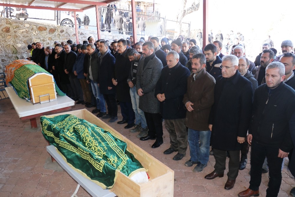 Depremde ölen anne ve oğlu defnedildi 