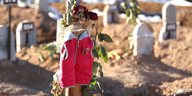 Depremde ölenlerin mezarlığında yürek yakan manzaralar