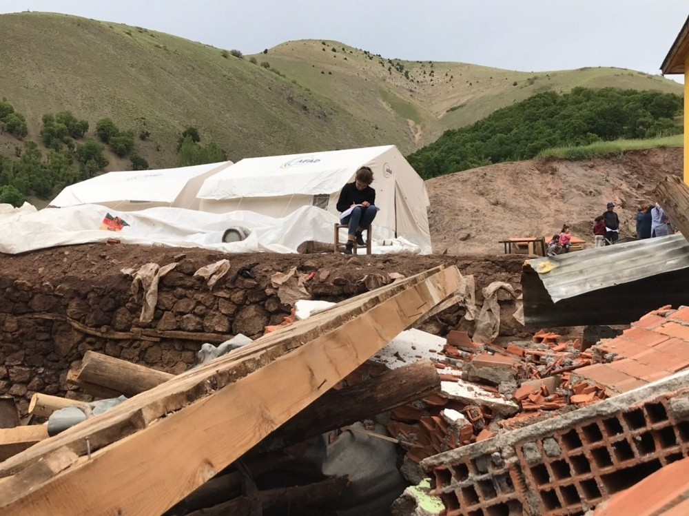 Depremde ölümden saniyelerle kurtuldu, şimdi çadırda üniversiteye hazırlanıyor 