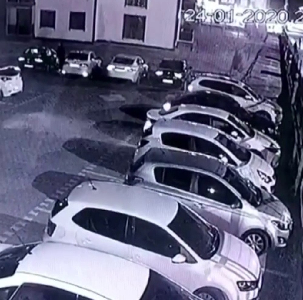 Depremde park halindeki otomobiller beşik gibi sallandı 