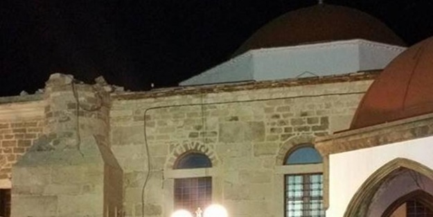 Depremde tarihi caminin minaresi yıkıldı