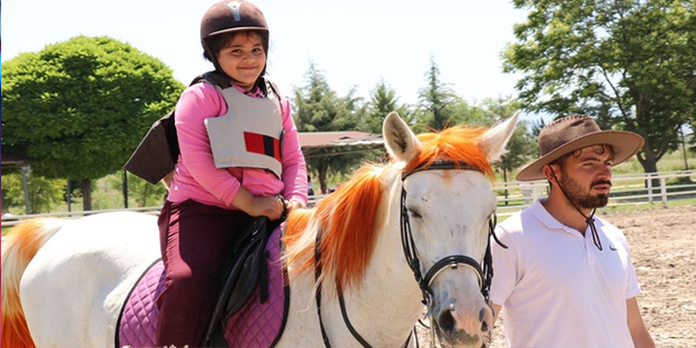 Depremde travma yaşayan çocuklara atlı psikoterapi desteği...