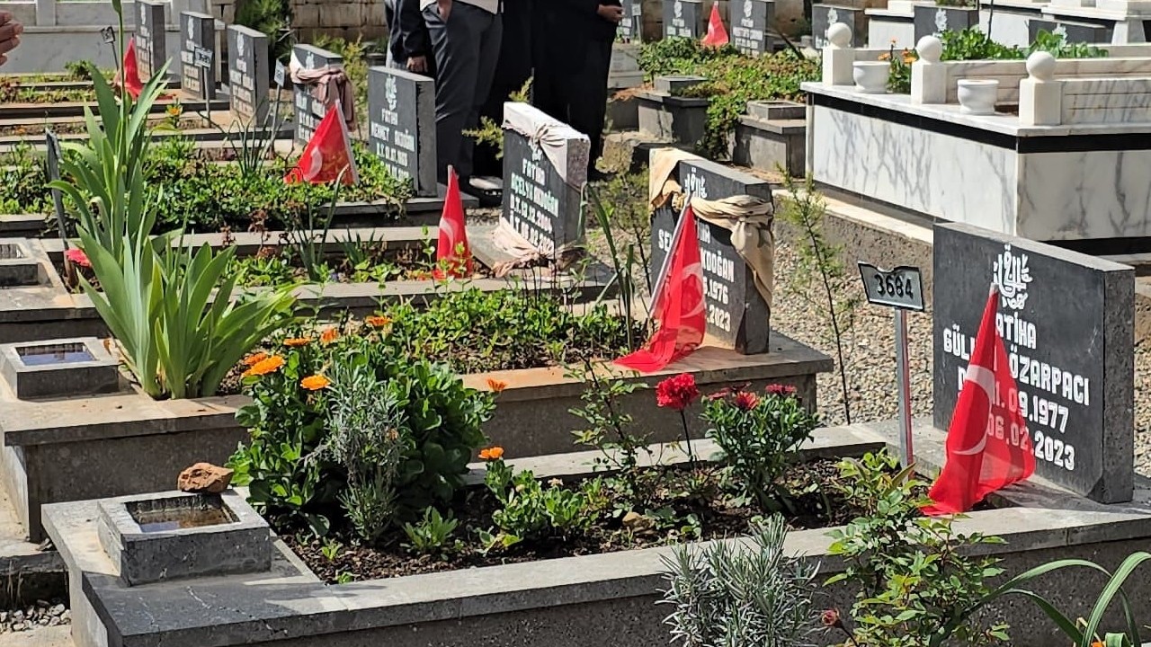 Depremde yakınlarını kaybedenlerin buruk bayramı