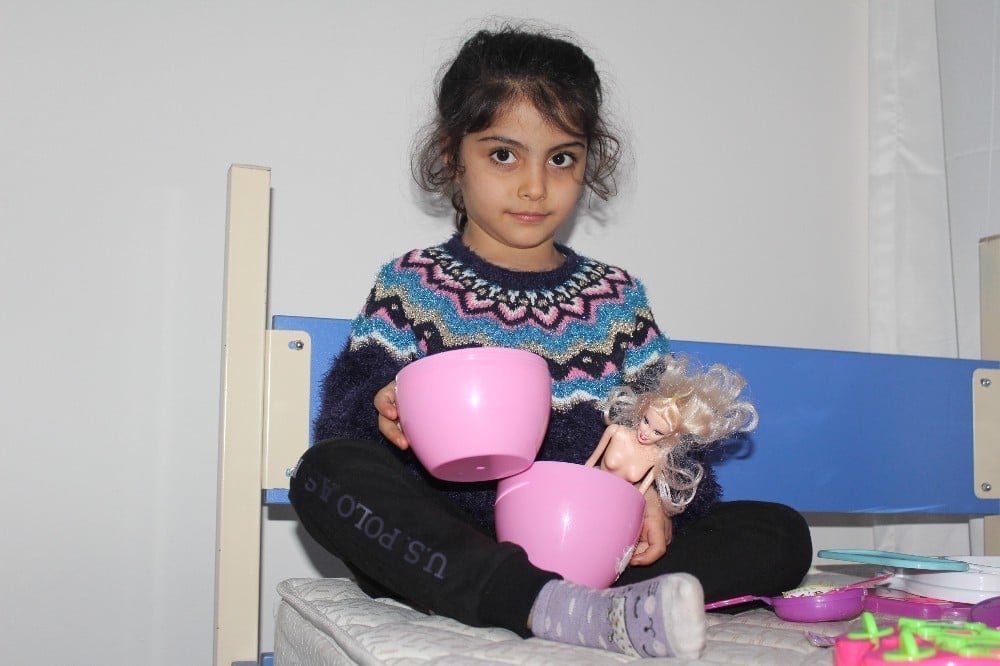 Depremde yanmıştı, küçük kız yapay ve kendi derisinin nakli ile tedavi edildi 