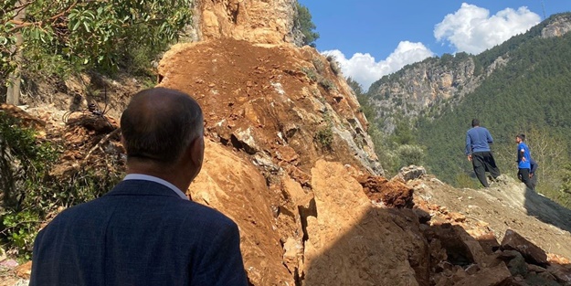 Depremde yarılmıştı, artçılarla iyice açıldı! Harekete geçildi