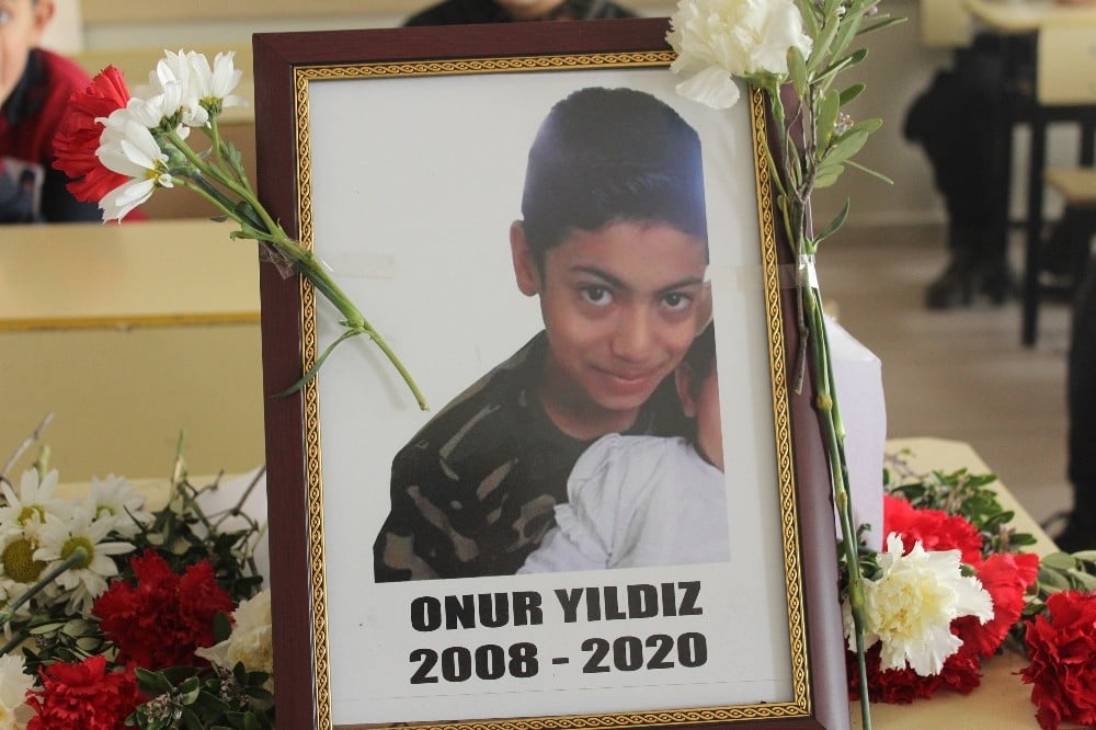 Depremde yaşamını yitiren Onur’a yazılan şiir herkesi ağlattı 