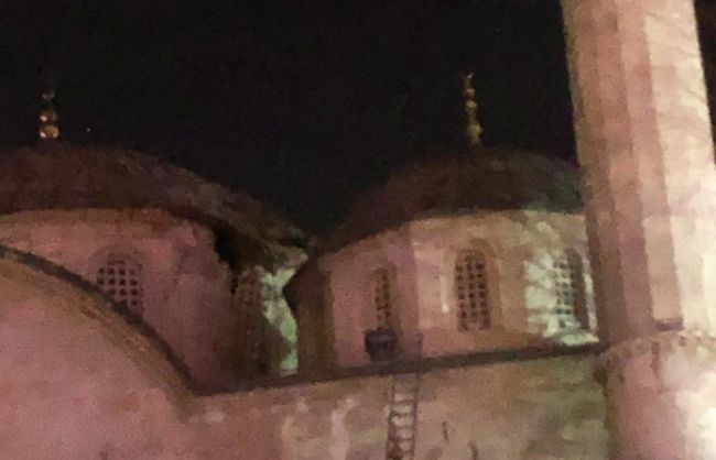 Depremde Yeni Cami hasar gördü 