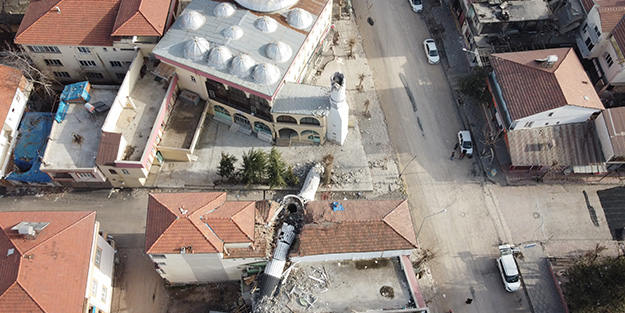 Depremde yıkılan cami minaresi apartmanı ikiye böldü