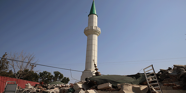 Depremde yıkılan caminin minaresi ayakta kaldı!