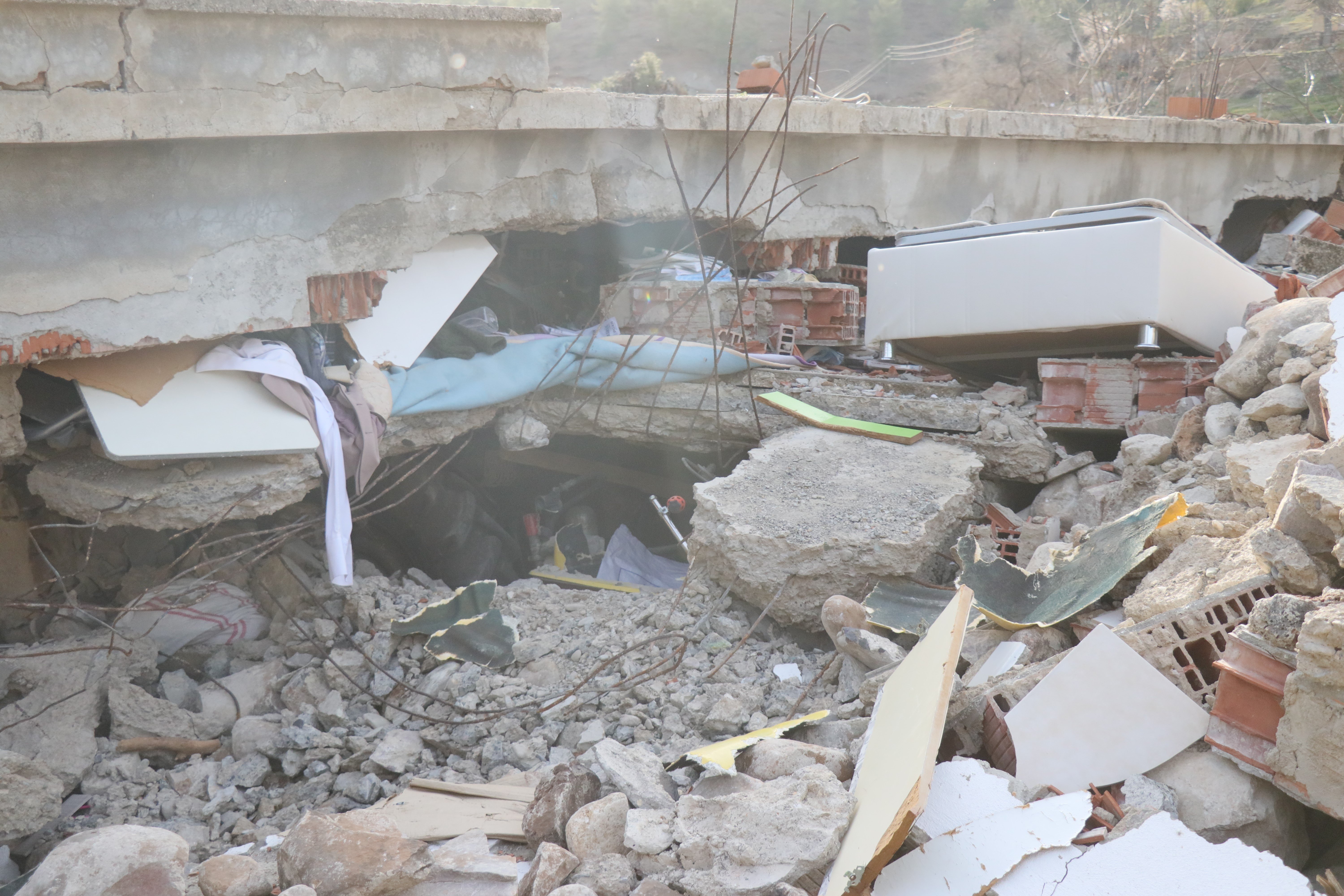 Depremde yıkılan evden betonları tutan traktör ve minibüs sayesinde kurtuldular