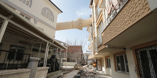 Depremde yıkılan minare, apartmanın üzerine devrildi