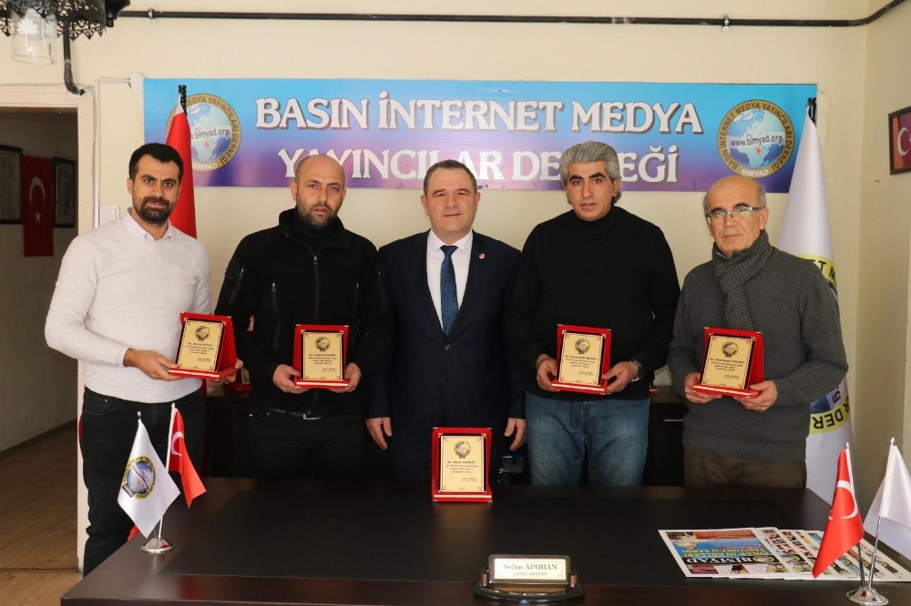 Depremde yoğun çalışan gazetecilere plaket 