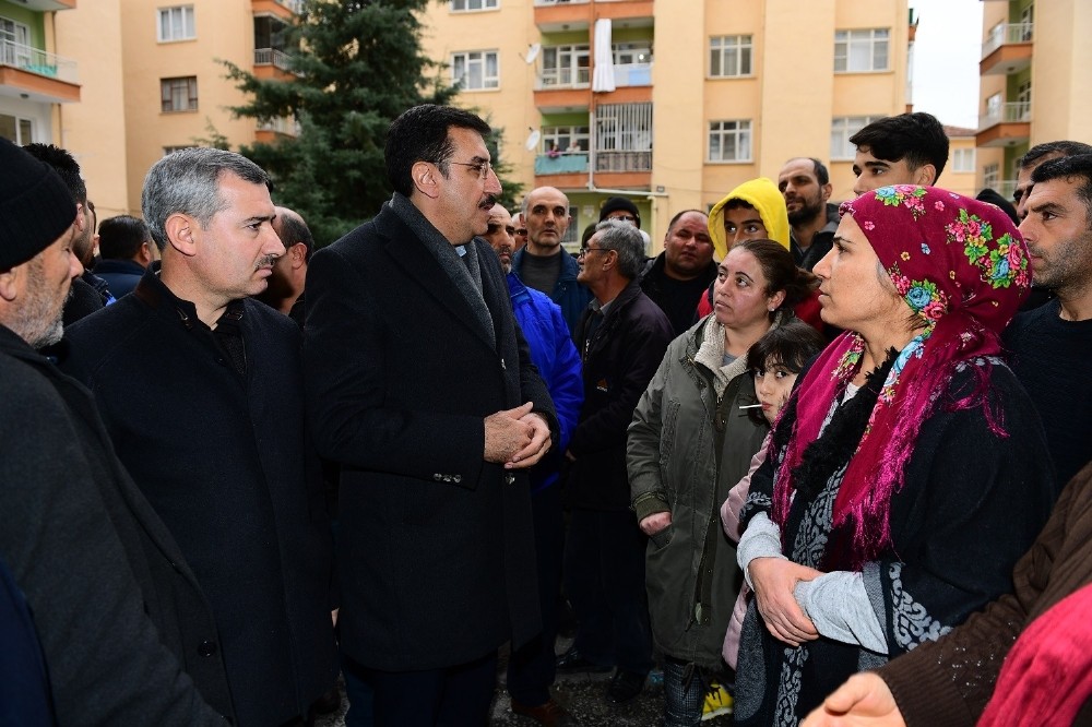 Depremde zarar gören ve mühürlenen binalarda inceleme yapıldı 