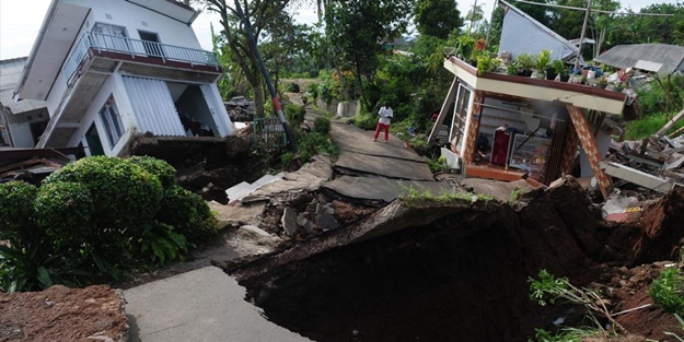 Depremden 2 gün sonra Endonezya'dan sevindiren haber! Bir çocuk enkazdan çıkarıldı