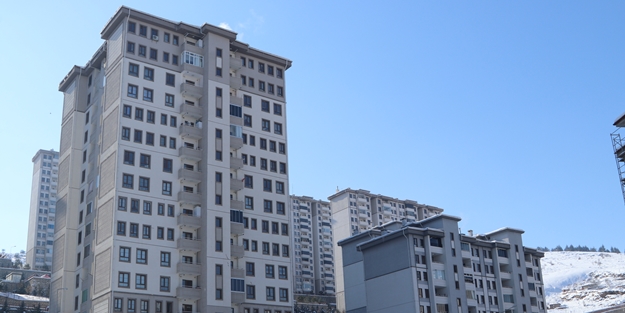 Depremden dimdik çıkan TOKİ konutlarının sahipleri yaşadıklarını anlattı