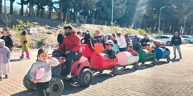 Depremden etkilenen çocukların yüzünü varillerden yaptığı tırtıl ile güldürdü