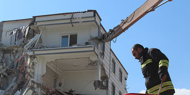 Depremden etkilenen İslahiye'de ağır hasarlı binaların yıkımına başlandı