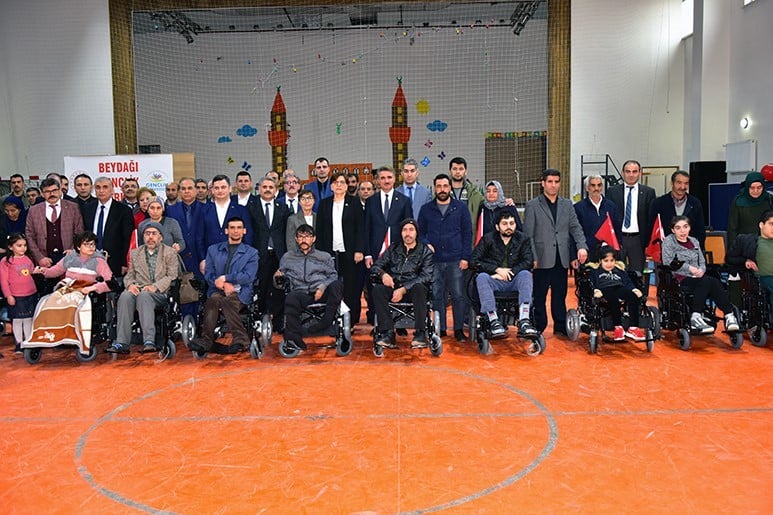Depremden etkilenenlere akülü sandalyeler törenle teslim edildi 
