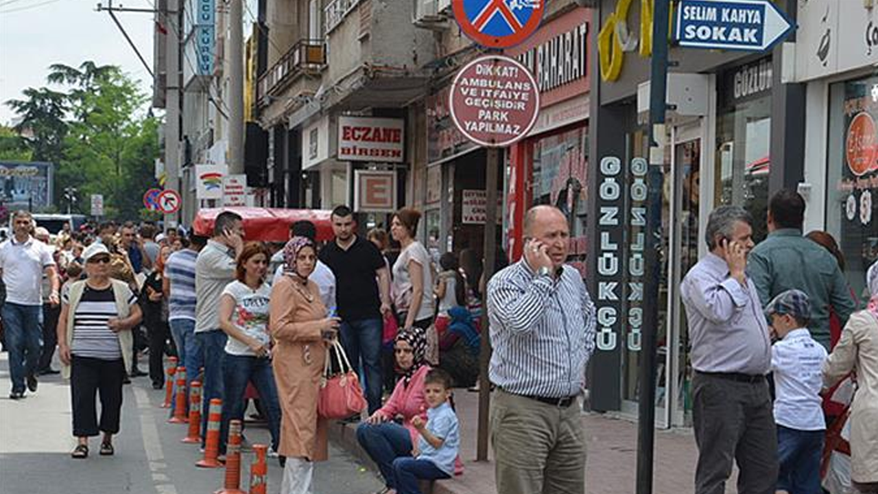 Depremden kaçan insanlar toplanacak yer bulamadı...