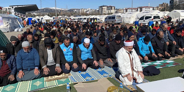 Depremden sonra ilk cuma namazı çadır kentte kılındı