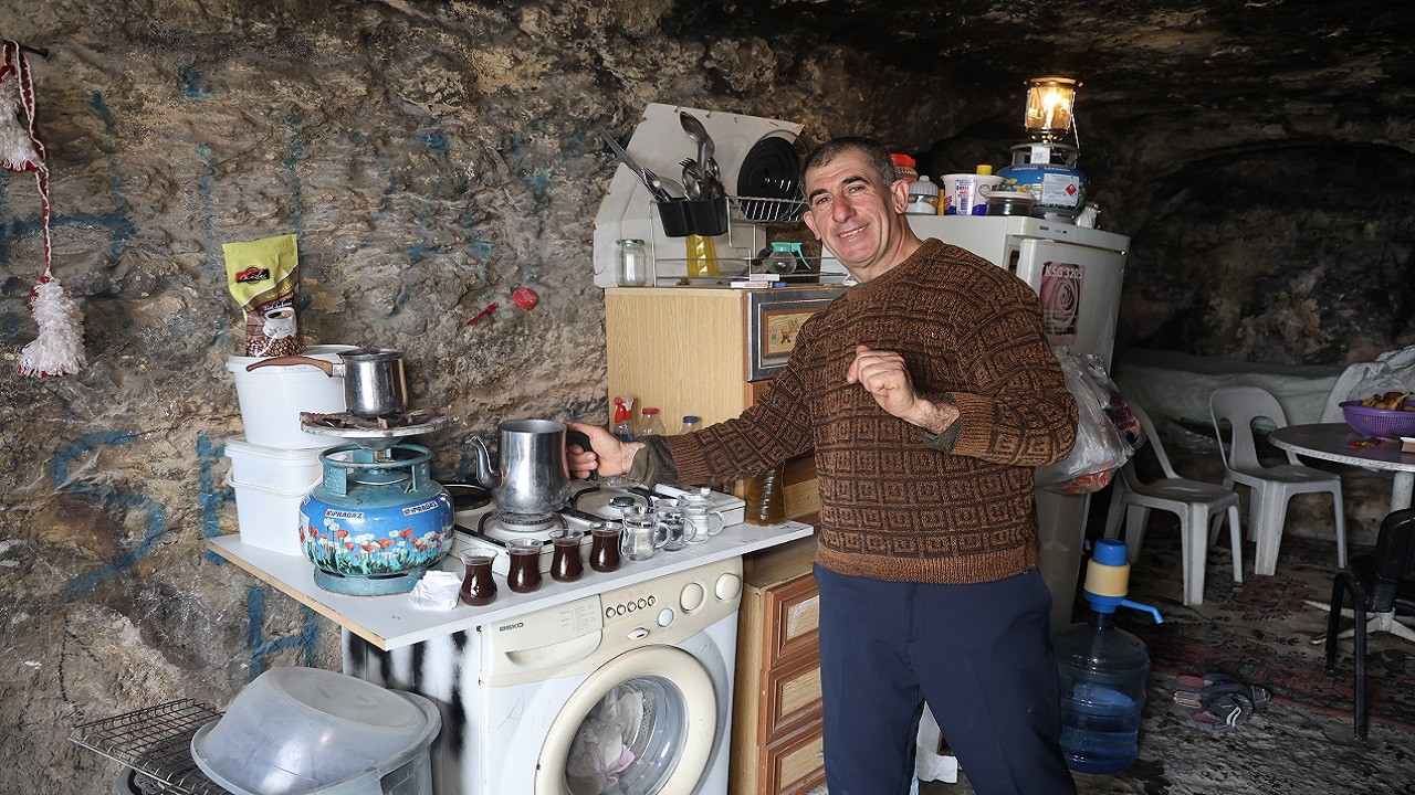 Depremden sonra mağaraya sığındı: Beton yıkıldı, huzuru kayalarda buldu!