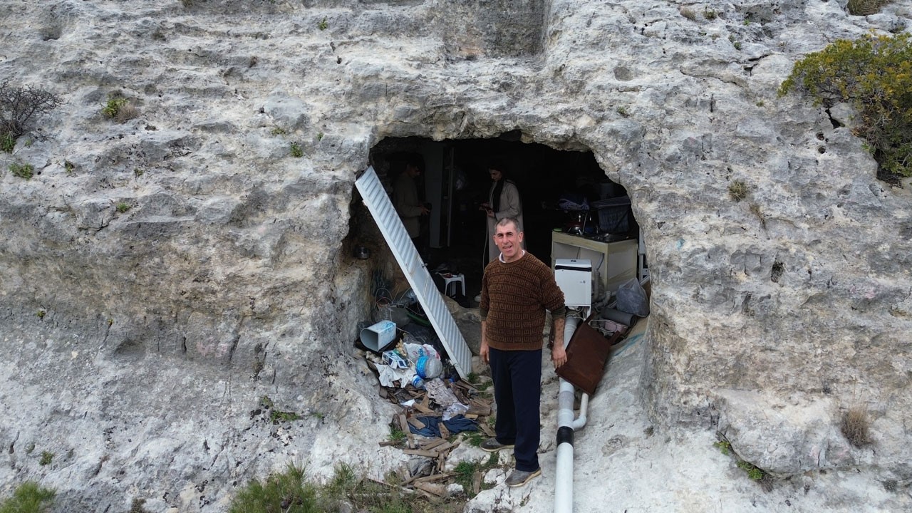 Depremden sonra mağaraya yerleşti! Konteyner verildi ama geri dönüyor