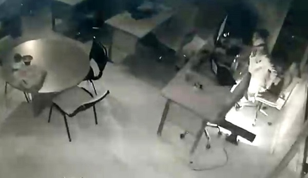 Depreme çalışırken yakalandı!