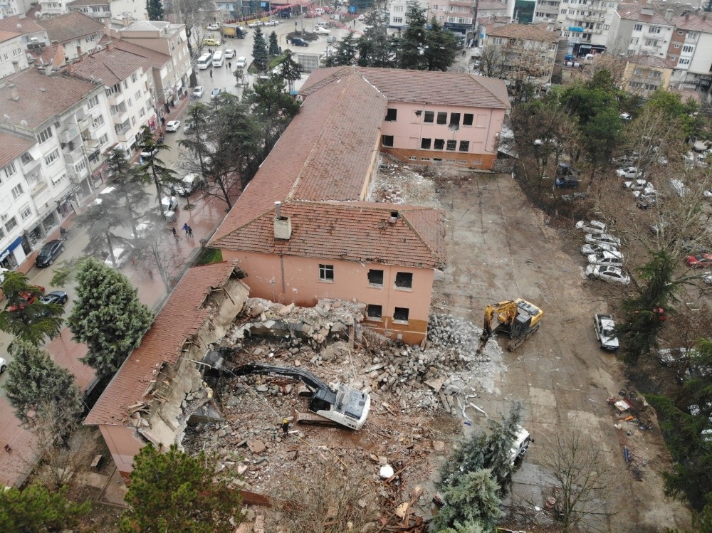 Depreme dayanıklı olmayan okul belediye tarafından yıkıldı 