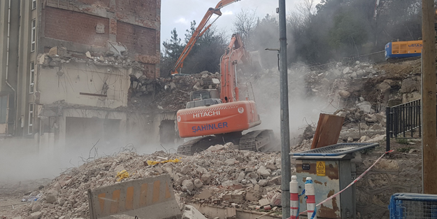 Depreme dayanıksız olan polis merkezi binası yıkıldı