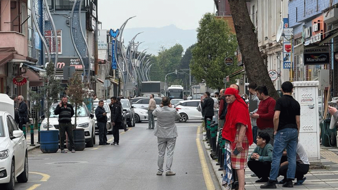 Depreme hamamda yakalandı! Peştamalla sokağa fırladı!