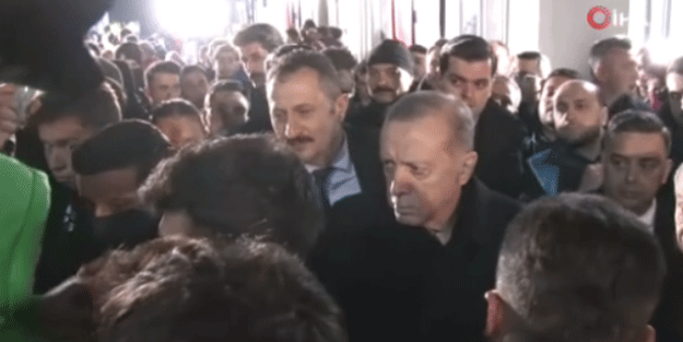 Depreme Kahramanmaraş'ta yakalanan Erdoğan vatandaşlara moral ziyareti gerçekleştirdi!