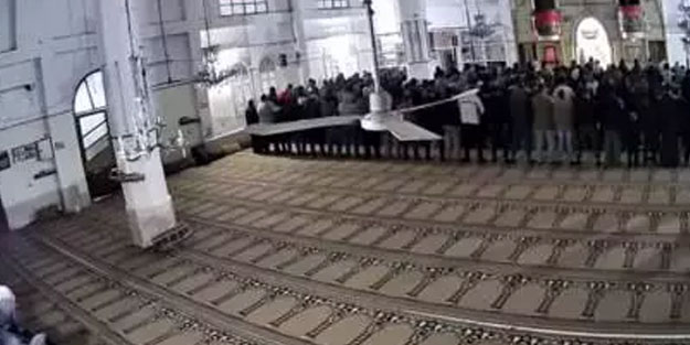 Depreme namaz kılarken yakalandılar