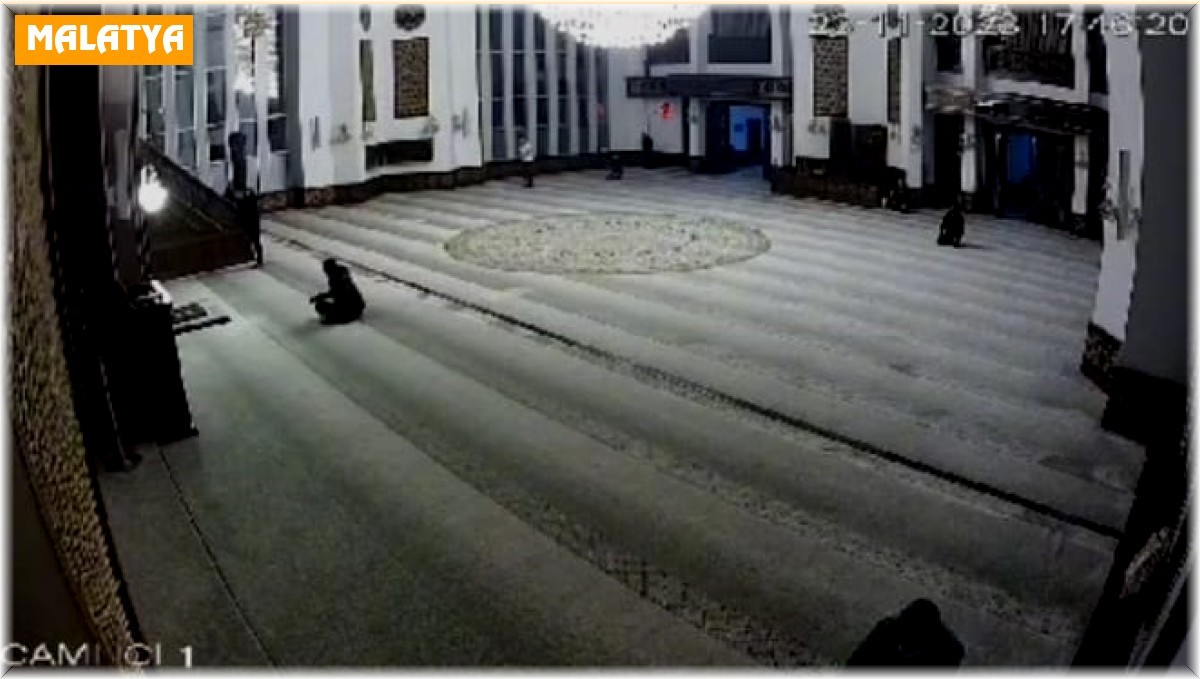 Depreme namaz kılarken yakalandılar!