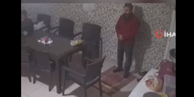 Depreme namazda yakalandı! İşte o anlar