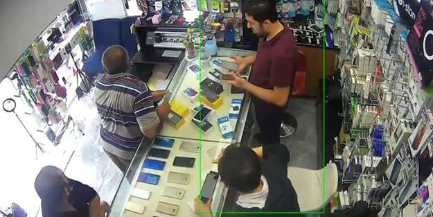 Depreme telefoncuda yakalandılar! Panik anları kameraya böyle yansıdı