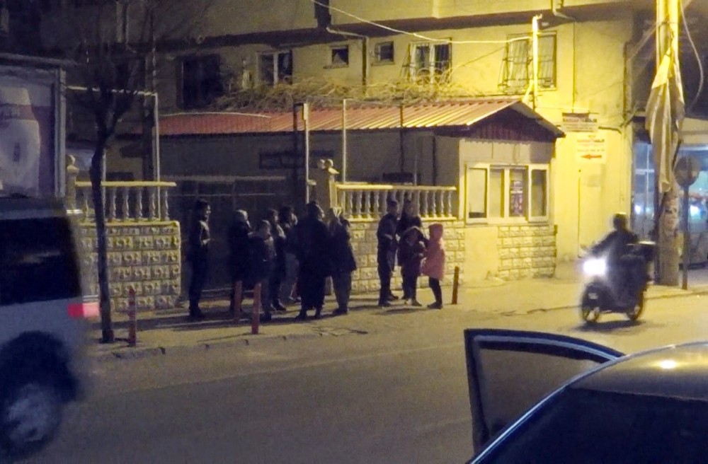 Depremi hisseden vatandaşlar kendilerini sokağa attı 