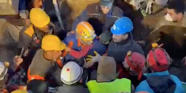 Depremin 9. gününde mucizenin adı 9 yaşındaki Berat oldu!