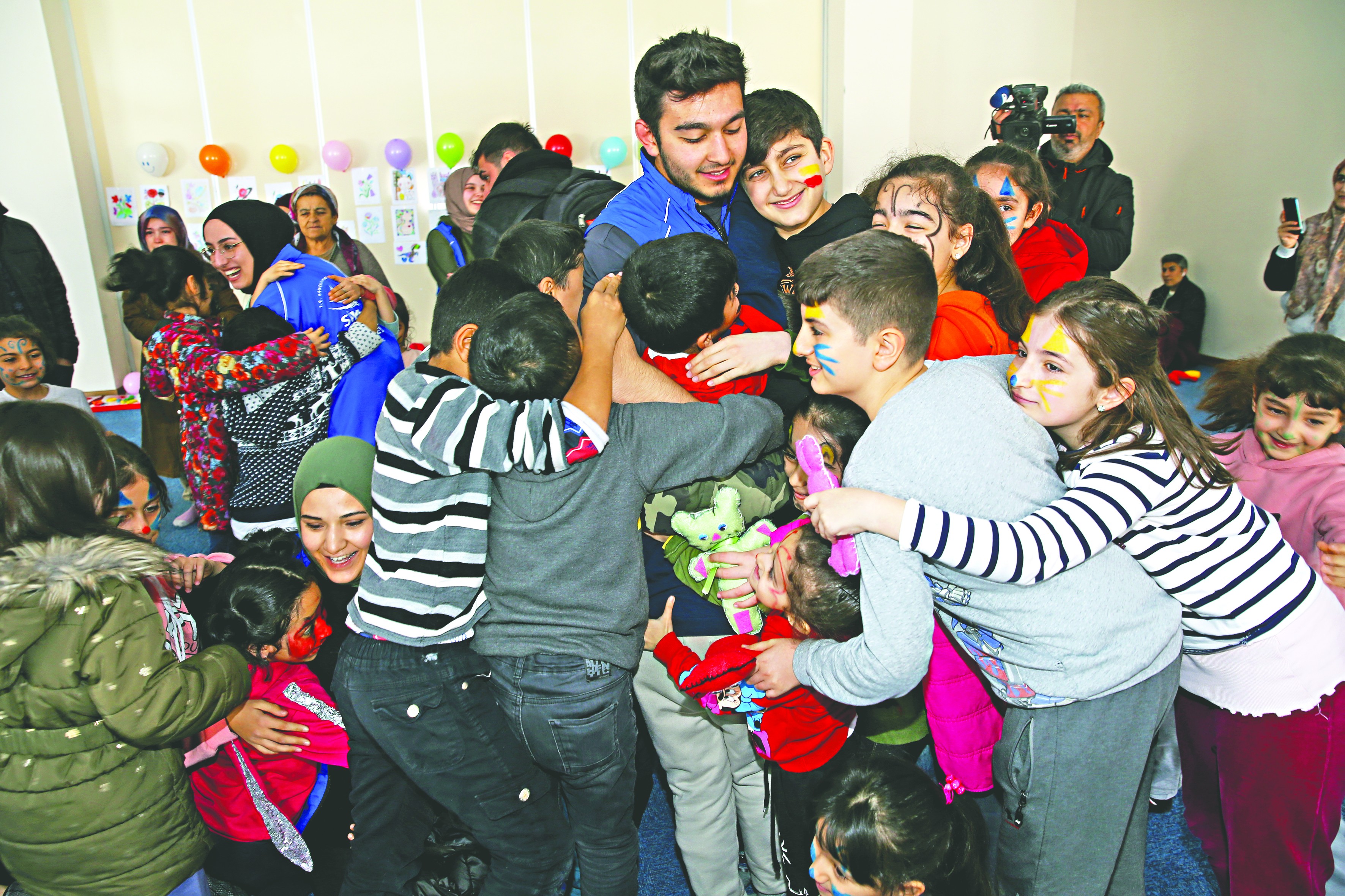 Depremin acı izini oyunlarla siliyorlar