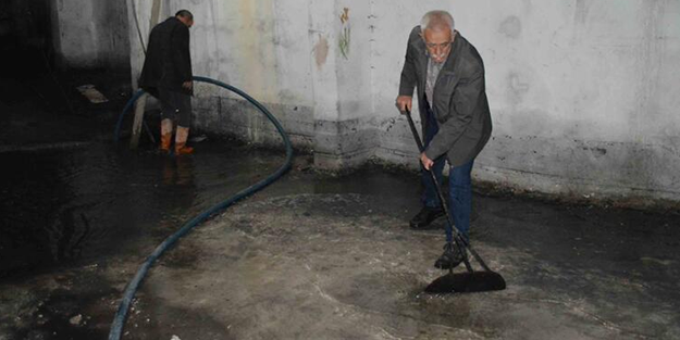 Depremin ardından apartmanın bodrumunu yer altı suyu basıyor