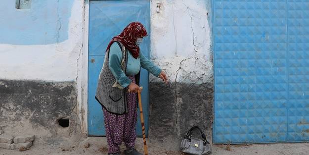 Depremin ardından bazı binalarda çatlaklar oluştu