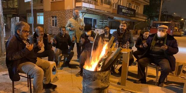 Depremin ardından Düzce'de bazı vatandaşlar evlerine giremiyor